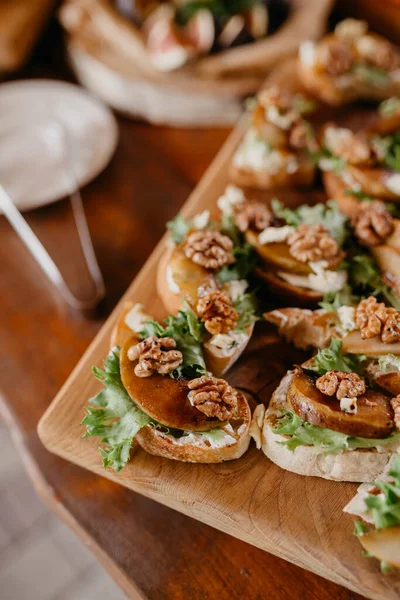 Canapes Dióval Büféasztalon Közelről — Stock Fotó