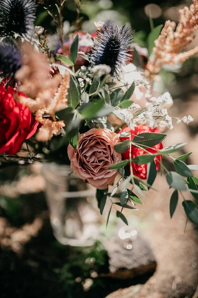 Strauß Schöner Blumen Und Zweige Glasvase Freien Sommerkonzept Nahsicht — Stockfoto