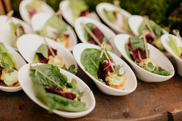 Canapes Met Vlees Kaas Buffettafel Dichtbij Uitzicht — Stockfoto