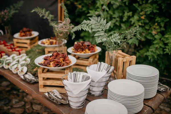 Borden Met Vlees Tafel Geserveerd Tuin — Stockfoto