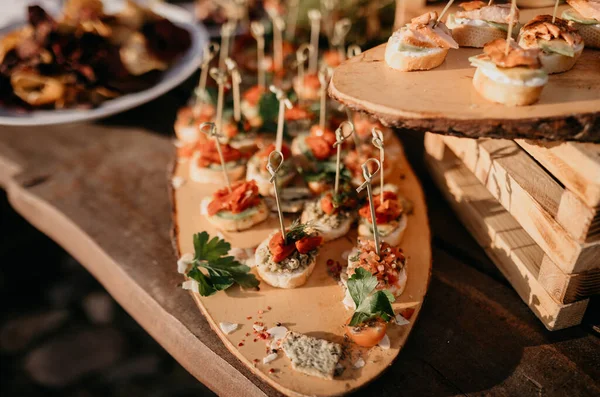 Snoepjes Met Vlees Kaas Buffettafel Van Dichtbij Bekeken — Stockfoto