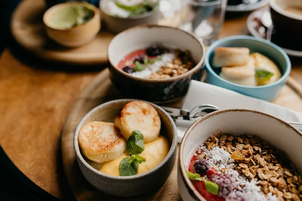 Schüsseln Mit Haferbrei Und Hausgemachten Käsepfannkuchen Auf Holztisch Frühstückskonzept Nahsicht — Stockfoto