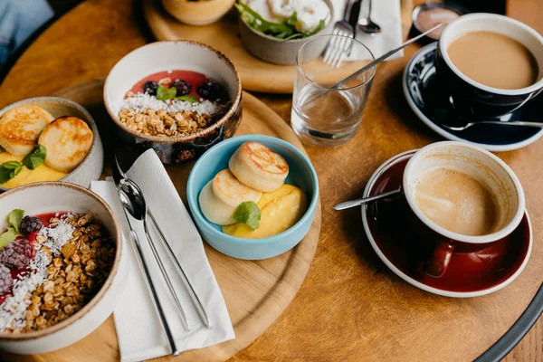 Skål Med Gröt Och Hemlagad Ost Pannkakor Träbord Frukost Koncept — Stockfoto