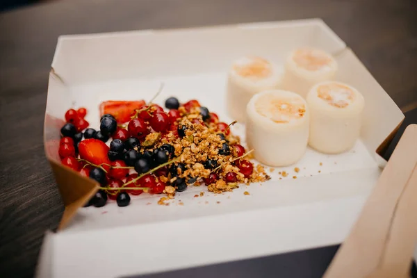 Papperslåda Skålar Med Ost Pannkakor Och Bär Träbord Frukost Koncept Stockfoto