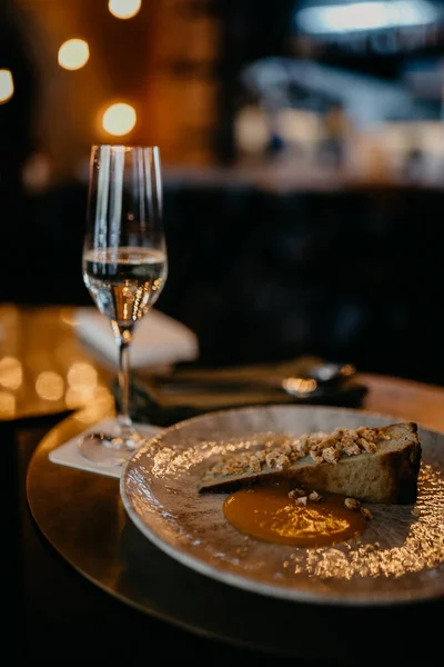 Glas Champagne Och Tallrik Med Tårta Bord Restaurang Nära Utsikt Stockbild