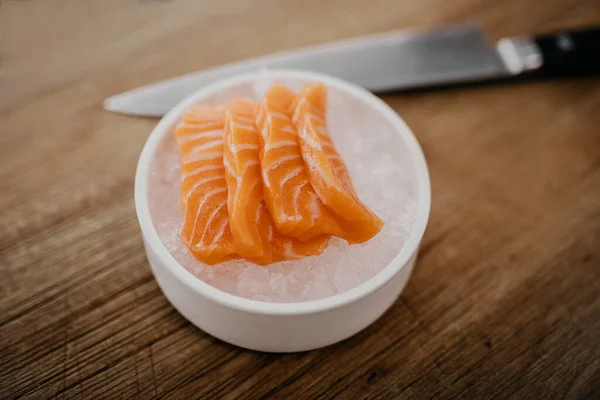 Färska Lax Sashimi Bitar Fören Med Kniv Trä Skärbräda Närbild Stockbild