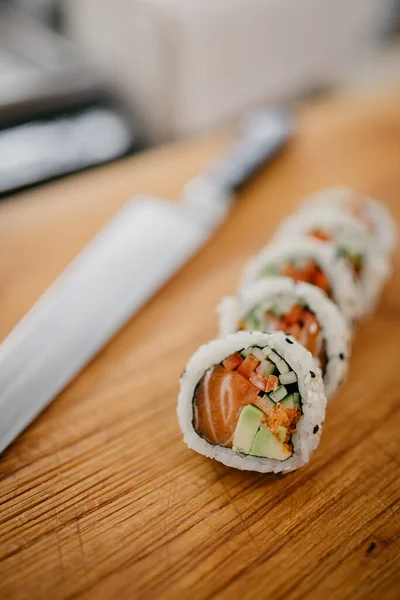 Sushi Rolki Nożem Desce Cięcia Drewna Widok Bliska Zdjęcie Stockowe