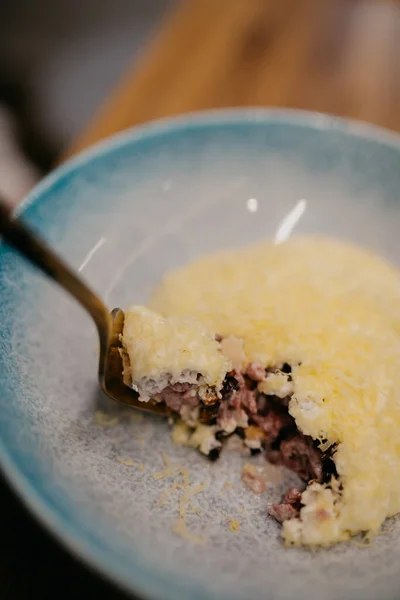 Tonfisk Tartare Med Mousse Och Gaffel Skål Bordet Närvy Royaltyfria Stockfoton