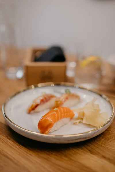 Tallrik Med Nigiri Sushi Och Ingefära Träbord Närvy Royaltyfria Stockbilder