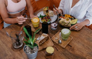 Sandviçi sebze ve avokadoyla sar.