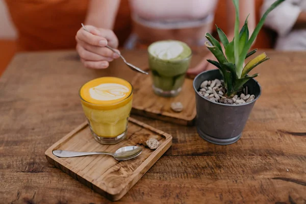 Asztalnál Poharak Trópusi Kávé Növény Pot — Stock Fotó