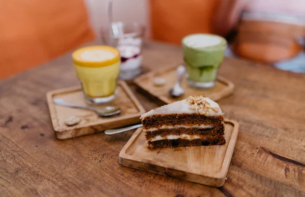 Wooden Plate Sweet Cake Glasses Coffee Wooden Table Close View — Stock Photo, Image