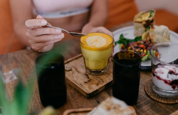 Wrap smörgås med grönsaker och avokado — Stockfoto