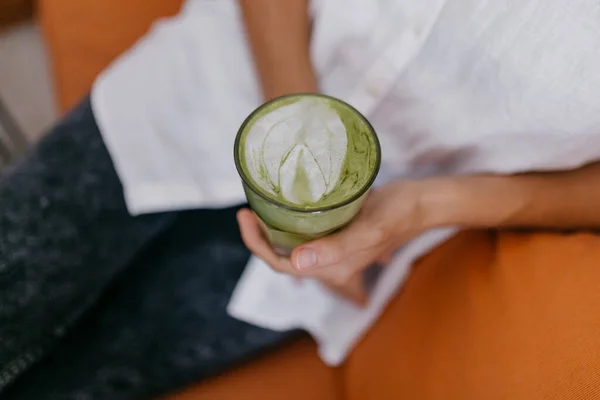 Mulher Camisa Branca Segurando Copo Com Latte Matcha Enquanto Sentado — Fotografia de Stock