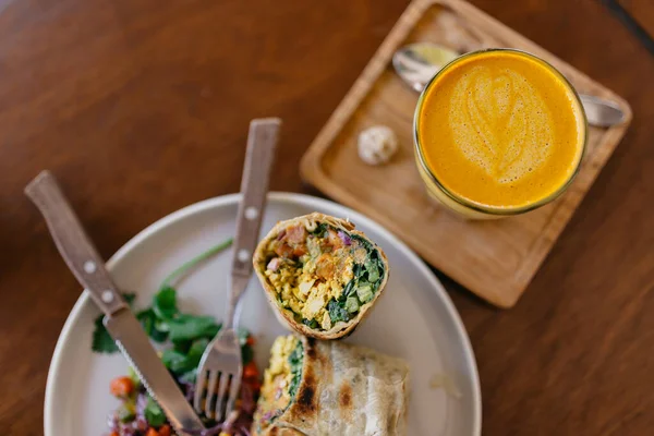 Wrap Smörgås Med Grönsaker Och Sallad Tallrik Med Glas Kaffe — Stockfoto