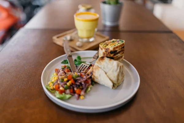 Wrap Sandwich Mit Gemüse Und Salat Auf Teller Mit Einem — Stockfoto