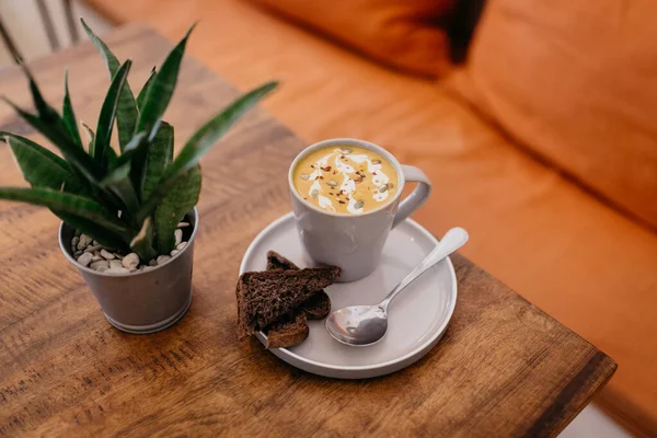 Tazza Con Latte Fette Pane Con Cucchiaio Sul Tavolo Contro — Foto Stock