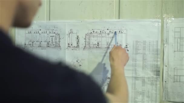 O engenheiro estuda o esquema de bio-reator de membrana — Vídeo de Stock