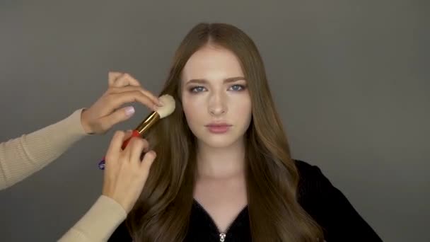 Modelo chica delante de la cámara poner maquillaje — Vídeo de stock