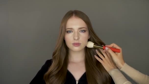 Modell tjej framför kameran lägger makeup — Stockvideo