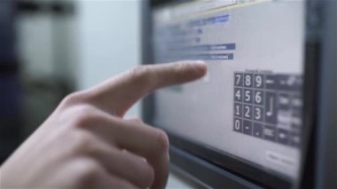 servis mühendisi dokunmatik panelde değişir ve presler