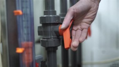 Mühendis üfleyiciyi başlatır ve vanaları Pvc'den açar