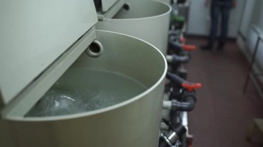 Mühendis reaktörün anaerobik kapasitesinde havalandırma başlar.