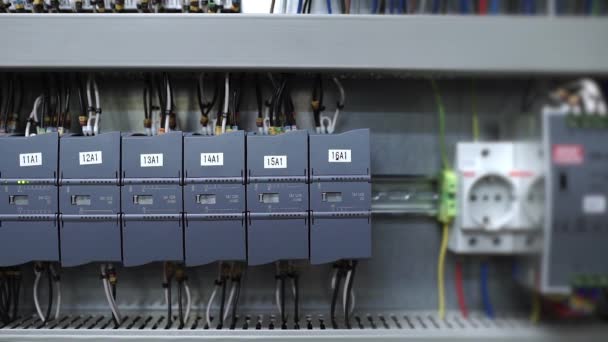 De elektricien schakelt op de stroomonderbrekers en start het systeem — Stockvideo