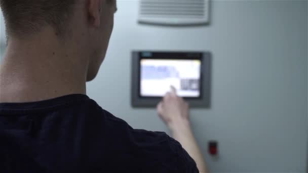 Der Servicetechniker wechselt und drückt auf das Touchpanel Stockvideo