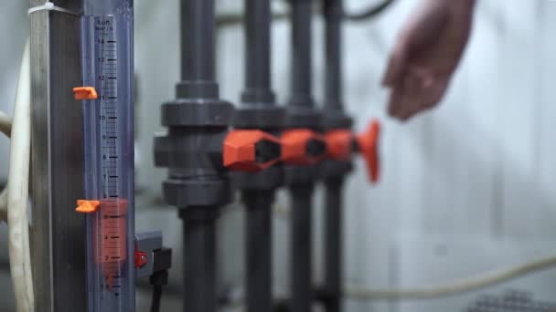 O engenheiro inicia o ventilador e abre as válvulas de abastecimento de água — Vídeo de Stock