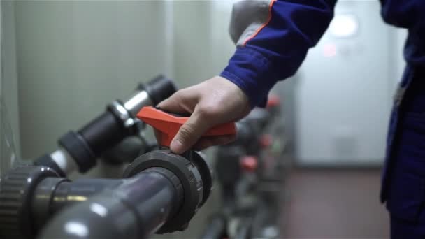 Zaměstnanec otevírá alternativní ventily v čistírnách — Stock video