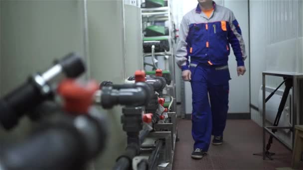 Zaměstnanec uzavře alternativní ventily v čistírně — Stock video