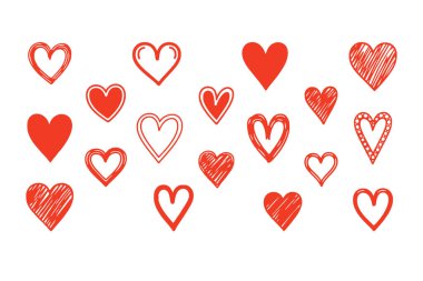 Çeşitli kırmızı kalp şekillerinden oluşan canlı bir koleksiyon, bazıları çizilmiş ve bazıları doldurulmuş, el çizimi ve taslak gibi farklı stillerde. Beyaz bir arkaplanda izole edilmiş.