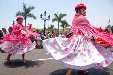 Lima, Peru geçit töreninde, Candelaria festivali ve tipik kostümlerle halk dansları.