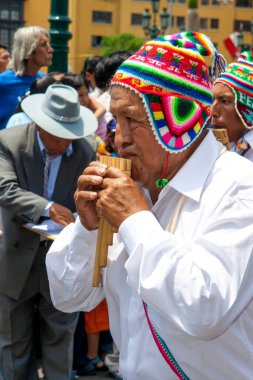 Lima, Peru geçit töreninde, Candelaria festivali ve tipik kostümlerle halk dansları.
