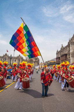Lima, Peru geçit töreninde, Candelaria festivali ve tipik kostümlerle halk dansları.