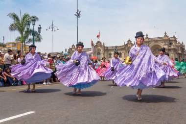 Lima, Peru geçit töreninde, Candelaria festivali ve tipik kostümlerle halk dansları.