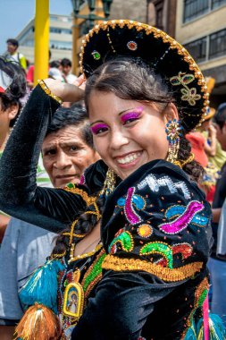 Lima, Peru geçit töreninde, Candelaria festivali ve tipik kostümlerle halk dansları.