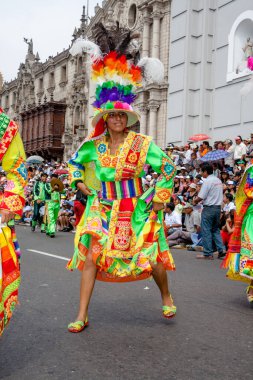 Lima, Peru geçit töreninde, Candelaria festivali ve tipik kostümlerle halk dansları.