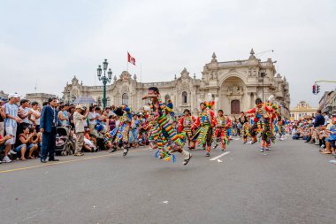Lima, Peru geçit töreninde, Candelaria festivali ve tipik kostümlerle halk dansları.