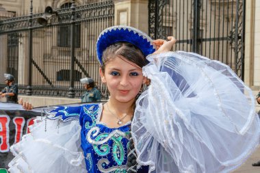Lima, Peru geçit töreninde, Candelaria festivali ve tipik kostümlerle halk dansları.