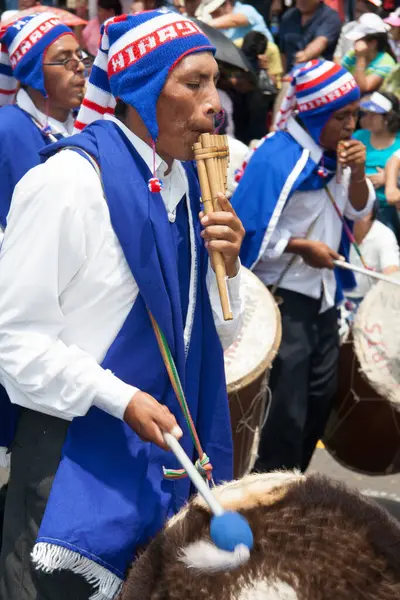 在秘鲁利马举行的游行中 烛光节和带有典型服装的民俗舞蹈 — 图库照片