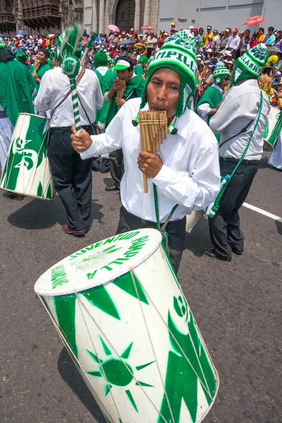 리마의 퍼레이드에서 전형적인 의상을 칸델라리아 축제와 — 스톡 사진