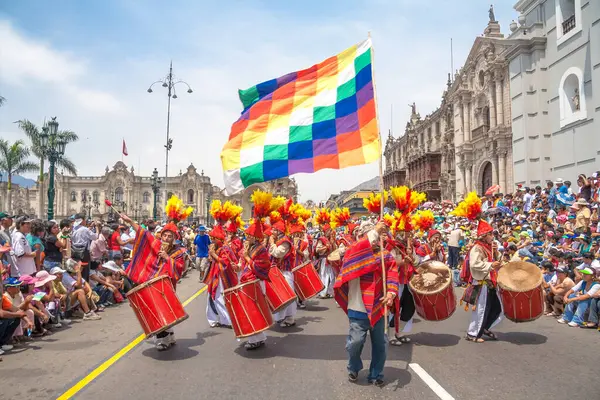 在秘鲁利马举行的游行中 烛光节和带有典型服装的民俗舞蹈 — 图库照片