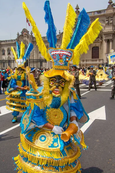 ペルーのリマのパレードで 典型的な衣装を持つタンデリアの祭りと民俗舞踊 — ストック写真