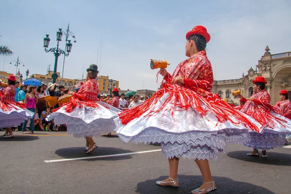 ペルーのリマのパレードで 典型的な衣装を持つタンデリアの祭りと民俗舞踊 — ストック写真