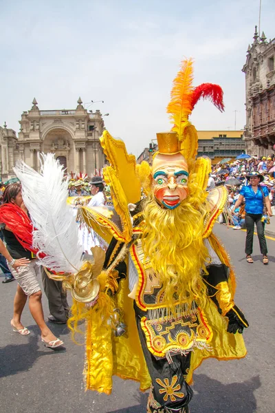 ペルーのリマのパレードで 典型的な衣装を持つタンデリアの祭りと民俗舞踊 — ストック写真