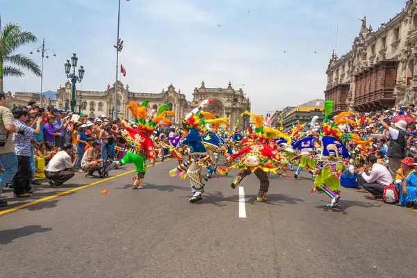 ペルーのリマのパレードで 典型的な衣装を持つタンデリアの祭りと民俗舞踊 — ストック写真
