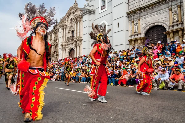 ペルーのリマのパレードで 典型的な衣装を持つタンデリアの祭りと民俗舞踊 — ストック写真