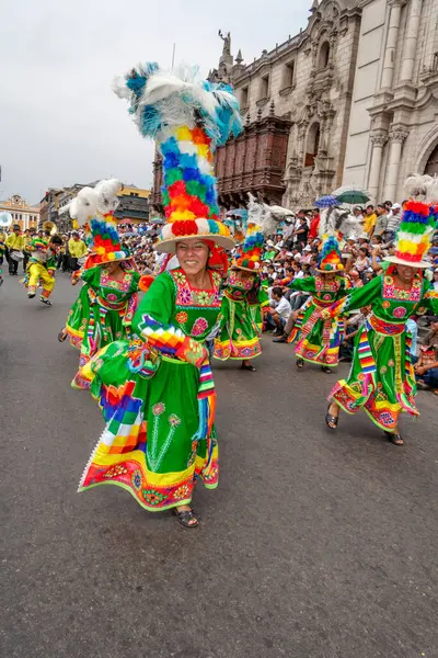 ペルーのリマのパレードで 典型的な衣装を持つタンデリアの祭りと民俗舞踊 — ストック写真